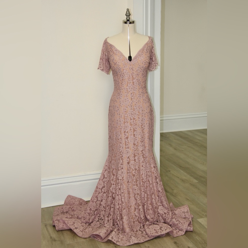 Elegant Lace Evening Gown in Dusty Rose